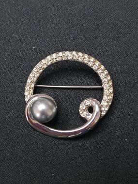 Source Unknown Silver Tone Crystal Swirl Brooch with Grey Pearl Accent